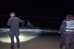 yer-bartin-gece-vakti-kiyafetleriyle-denize-girdi-ekipleri-harekete-gecirdi-rbkx.jpg
