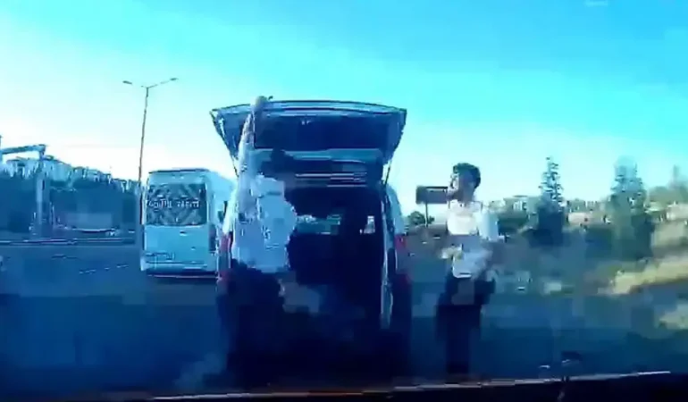 ‘Yol verme’ tartışmasında taksiciyi takip edip, sopayla darbettiler