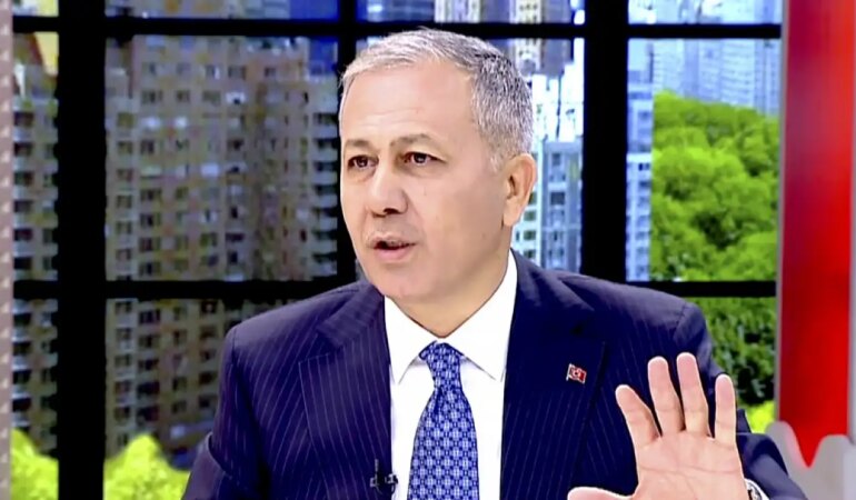 Bakan Yerlikaya ASELSAN tarafından üretilen yerli ve milli yaka kamerasını tanıttı