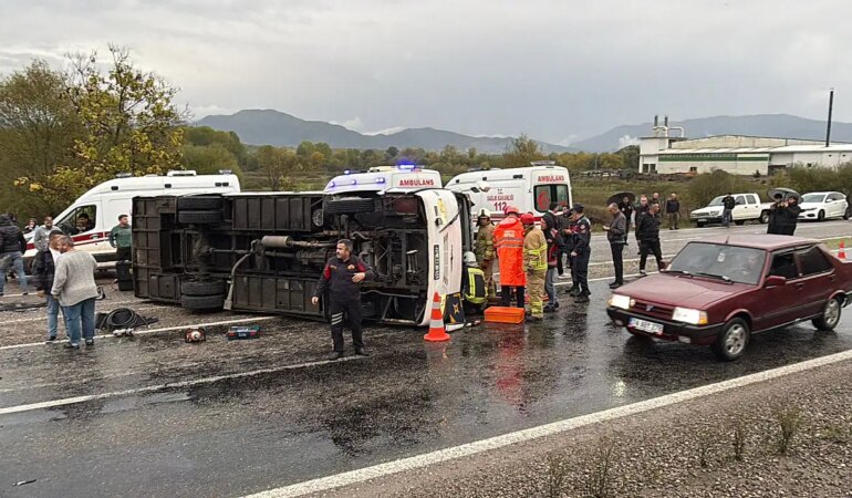 Bartın'da işçi servisi devrildi: 1 ölü, 19 yaralı