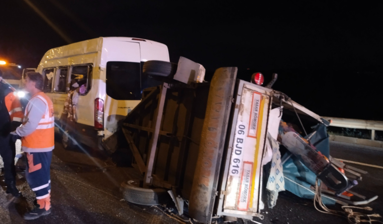 Beykoz'da minibüs devrildi: 3 yaralı