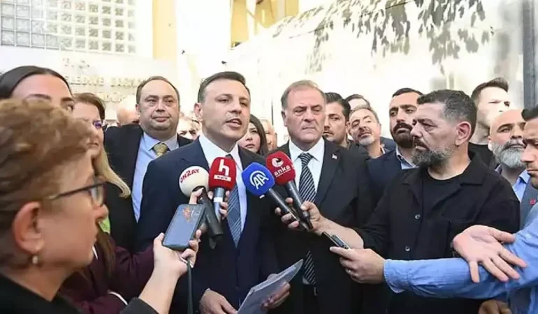 CHP İstanbul İl Başkanı seçilen Özgür Çelik mazbatasını aldı