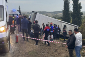 denizlide-tur-otobusu-sarampole-yuvarlandi-cok-sayida-olu-ve-yarali-var-bm7b.jpg