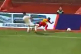 futbolda-korkunc-olay-reklam-panosuna-carpan-asamoahin-boynunda-kiriklar-var-felc-kalabilir-c26l.jpg