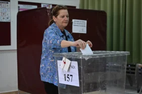 kktcde-halk-cumhurbaskani-secimi-icin-sandik-basinda-121133-20251019.webp.webp