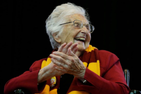 loyola-chicagonun-efsane-isimlerinden-sister-jean-olarak-taninan-jean-dolores-schmidt-hayatini-kaybe.jpeg