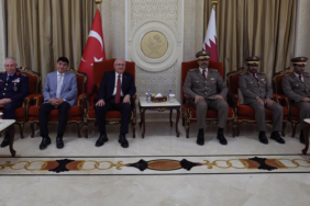 milli-savunma-bakani-guler-katarda-hn5e.jpg