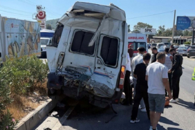minibus-ile-cekici-carpisti-olu-ve-cok-sayida-yarali-var-x0fn.jpg