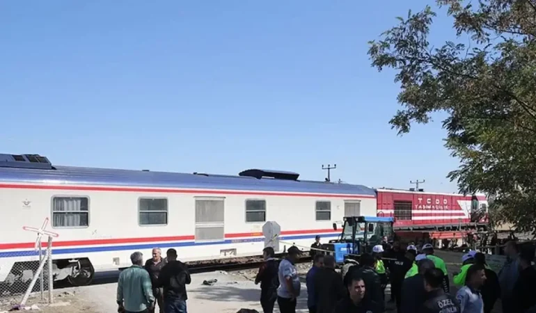 Öğrenci servisine tren çarptı: Yaralı öğrenciler var