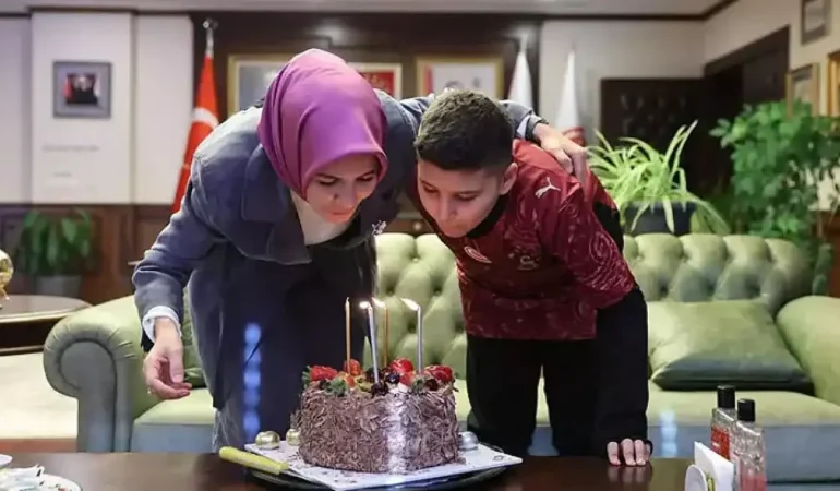 Bakan Göktaş, şehit oğlunun doğum gününü kutladı