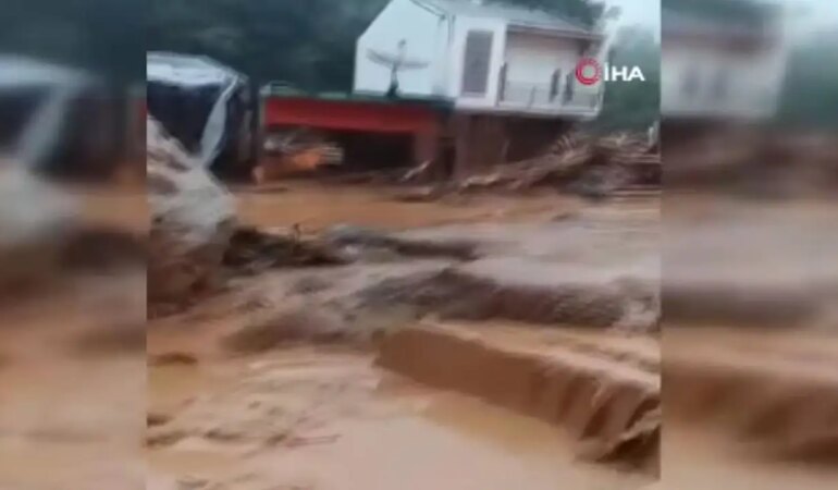 Endonezya'nın Kuzey Sumatra bölgesinde sel: 17 ölü, 61 yaralı