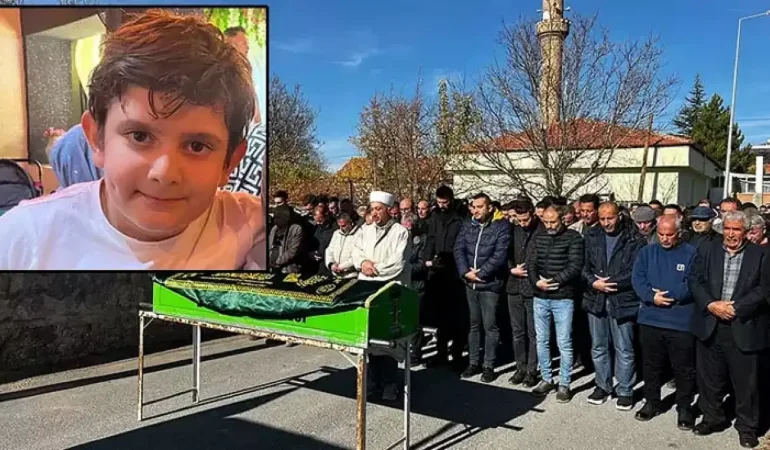 Nefes borusuna jelibon kaçan 8 yaşındaki Ahmet, toprağa verildi