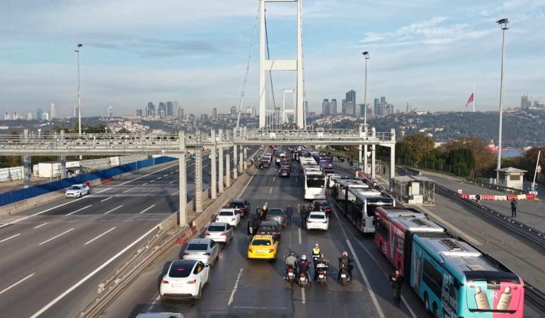 Saat 09.05’te 15 Temmuz Şehitler Köprüsü’nde hayat durdu