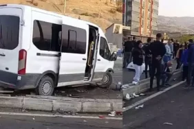 Servis minibüsü ile hafif ticari araç çarpıştı: 13'ü çocuk 19 yaralı