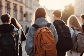 25501364terugvisievaneengroepvanstudentenwandelenaandestraatbackpackersmetrugzakkenschoolstudentenvo.jpeg