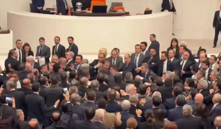 AK Parti ve CHP'li vekiller arasında kavga