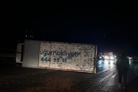 bursada-devrilen-kamyonun-soforu-yaralandi-u1xy.jpg