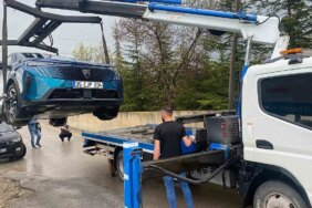 Elektrikli otomobilin yakınına yıldırım düştü, milyonluk araç 'hurda' oldu