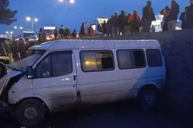 İşçi servis minibüsü ile otomobil çarpıştı: 1 ölü, 10 yaralı