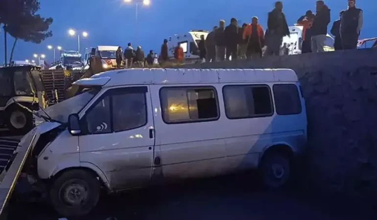 İşçi servis minibüsü ile otomobil çarpıştı: 1 ölü, 10 yaralı