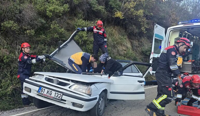 Kaya parçası otomobilin üzerine düştü: 5 yaralı