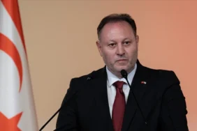 kktc-cumhuriyet-meclisi-baskani-ozturkler-silahlarin-golgesinde-cozum-olmaz-144043-20251227.webp.webp