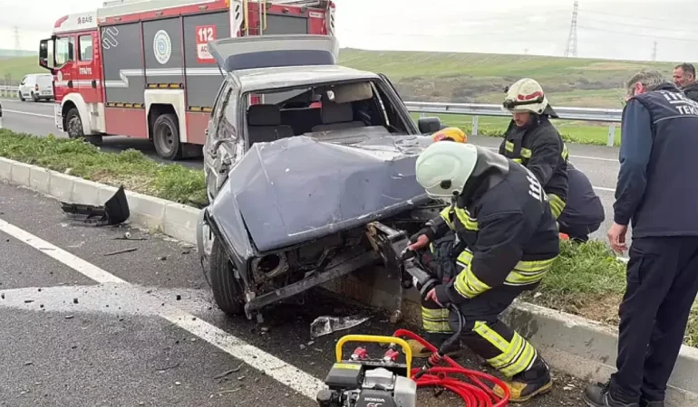 Lastiği patlayan otomobil, refüje çarpıp takla attı