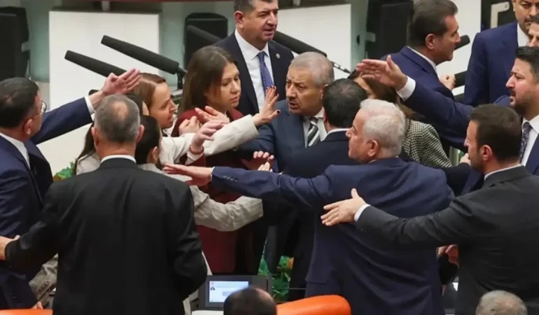 Meclis’te Tansiyon Yükseldi! CHP Ve AK Parti Vekilleri Arasında Arbede