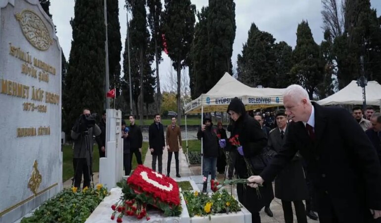 Milli şair Mehmet Akif Ersoy mezarı başında anıldı