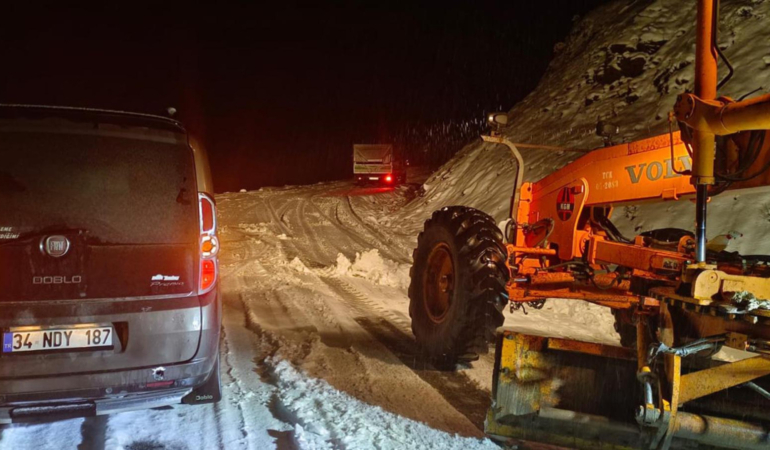 Muş’ta araçlarda mahsur kalan 13 kişi kurtarıldı 