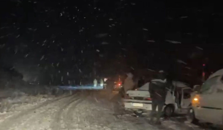 Muş’ta kar yağışı etkili oldu! 5 araç mahsur kaldı: 13 kişi kurtarıldı