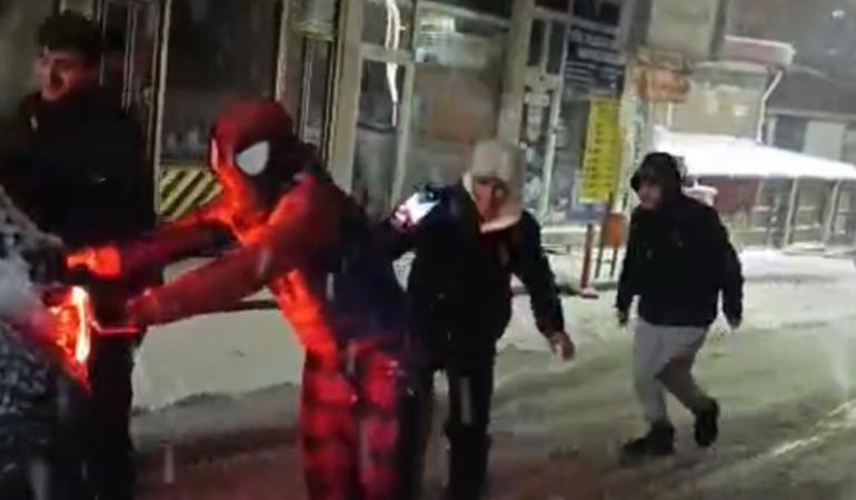 "Örümcek Adam" sürücülerin imdadına yetişti