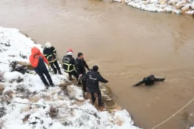 Otomobil su kanalına düştü 4 kişi aranıyor
