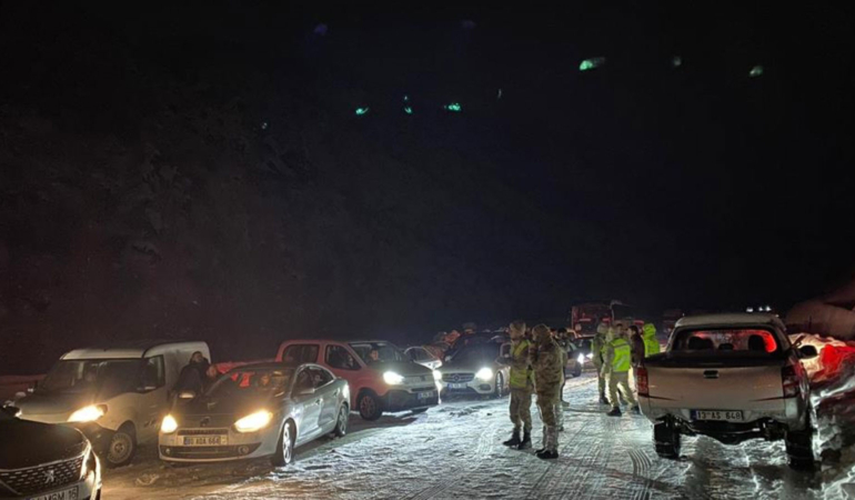 Bitlis-Baykan yolu ulaşıma kapandı, 3 saat sonra kontrollü açıldı