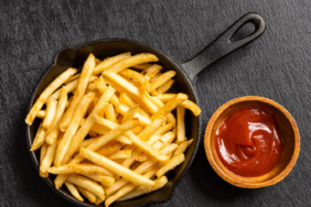 bu-yontemi-ogrenen-bir-daha-restorana-gitmiyor-patatesleri-cips-gibi-citir-kizartmak-aslinda-cok-kol.jpeg