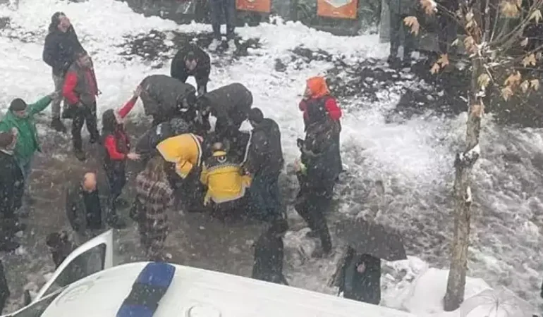 Çatıdan üzerine kar kütlesi düşen kadın öldü