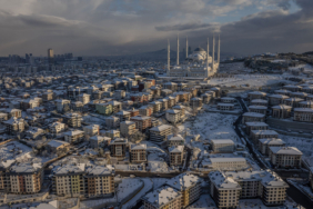 istanbulda-egitime-kar-engeli-5-ilcede-okullar-tatil-edildi-ob0m.jpg
