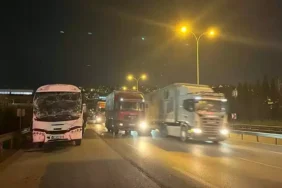 Servis minibüsü ile TIR çarpıştı; 6 yaralı