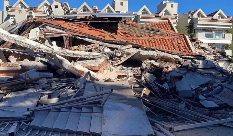 Tadilattaki 5 katlı apart otel çöktü