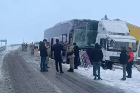 Yolcu otobüsü, kamyona çarptı; 9 yaralı