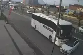 Yolcu otobüsü, otomobile çarptı; 1'i çocuk 3 yaralı