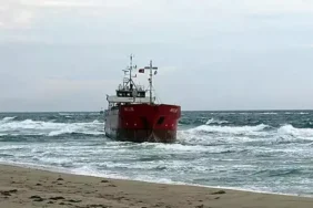 Yük gemisi  fırtınada karaya oturdu
