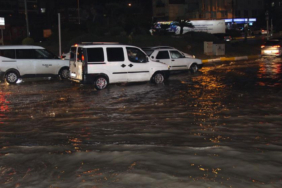 adanada-etkili-olan-saganak-yagis-yollari-gole-cevirdi-glh9.jpg