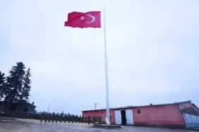 Bayrak İndirme Provokasyonu Sonrası Dev Türk Bayrağı Göndere Çekildi