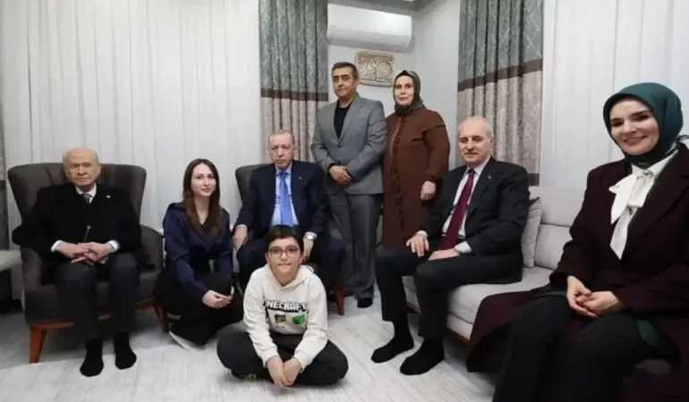 Cumhurbaşkanı Erdoğan Ve Bahçeli’den Depremzede Aileye Ziyaret