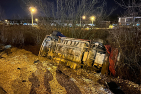 duzcede-otomobilin-carptigi-ozel-halk-otobusu-devrildi-cok-sayida-kisi-yaralandi-nxle.jpg