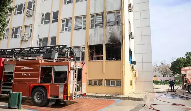 İlkokulda yangın çıktı; öğrenciler tahliye edildi
