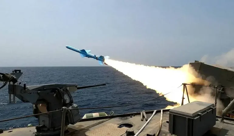 İran'dan ABD'ye Gözdağı Hava Savunma Füzesi "Seyyad 3-G" yi Hürmüz Boğazı'nda Test Etti