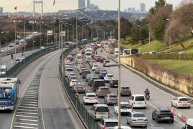 istanbulda-trafik-durma-noktasina-geldi-yogunluk-yuzde-85e-ulasti-dmqb.jpg