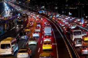 istanbulda-trafik-klitlendi-arac-kuyruklari-olustu-1hdq.jpg